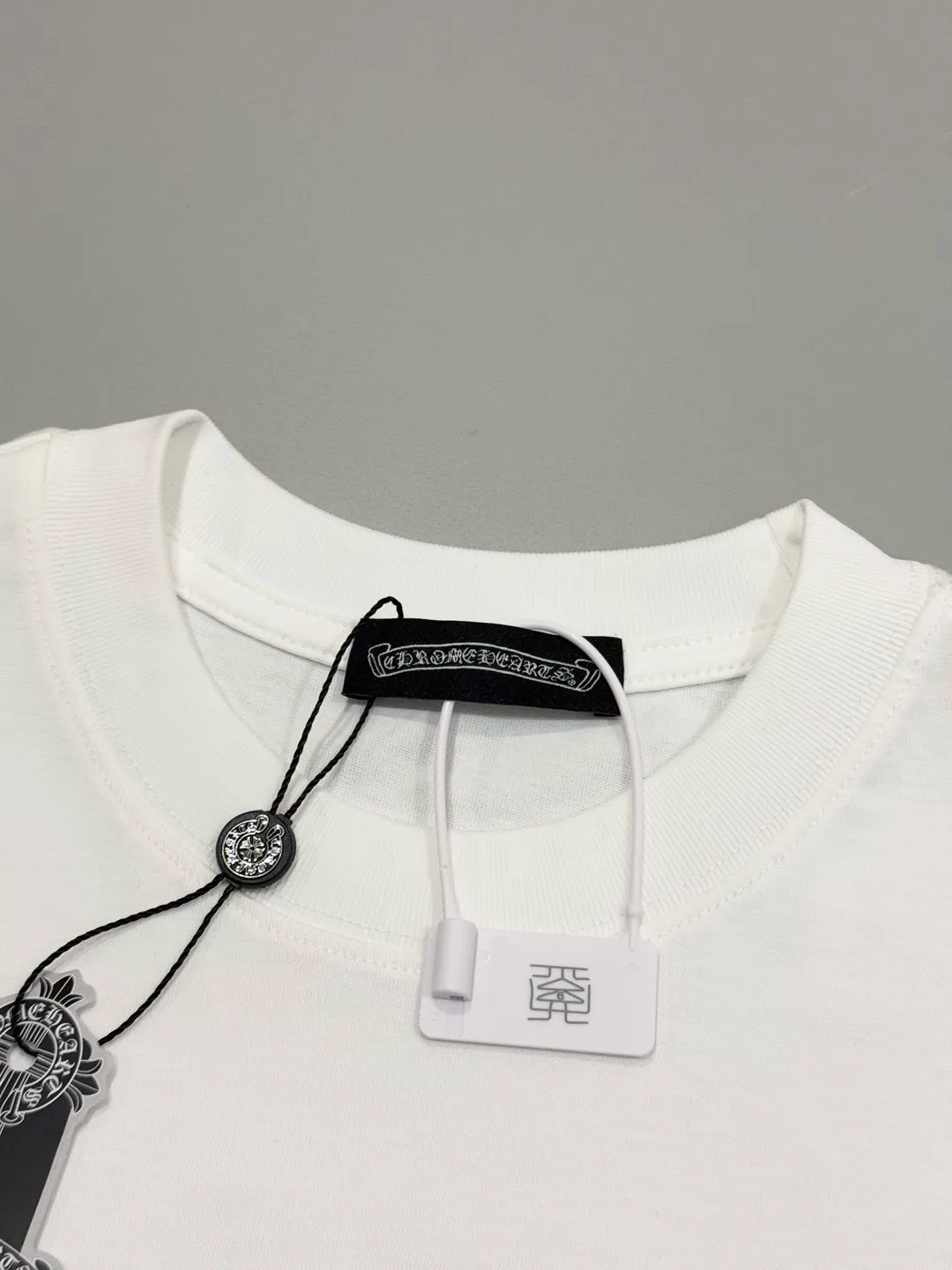 🅿️200 [High quality] Chrome hearts ss25 new first release latest short-sleeved round neck t-shirt, high-end customization, avant-garde and fashionable design! The front and rear panels of the brand logo are designed with heavy craftsmanship of burnt appliqué, ten rivets and one hundred thousand needle embroidery. High-end customized 280g fabric. Soft to the touch. Comfortable to wear. Exquisite stitching. Fine workmanship. The upper body effect is incomparably handsome! Same style for men and women, color: white, black size: S to xL